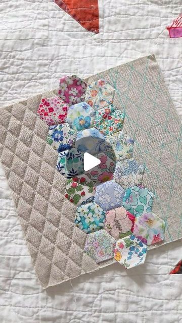 Hexagon Quilt Hand Sewn, English Paper Piecing Hexagon Patterns, Patchwork Hexagon Ideas, Modern Epp Quilt Patterns, Hexagon Quilts Ideas, Hexie Quilts Patterns Layout, Hexagon Quilt Pattern Free, Quilt As You Go Hexagons, Epp Hexagon Projects