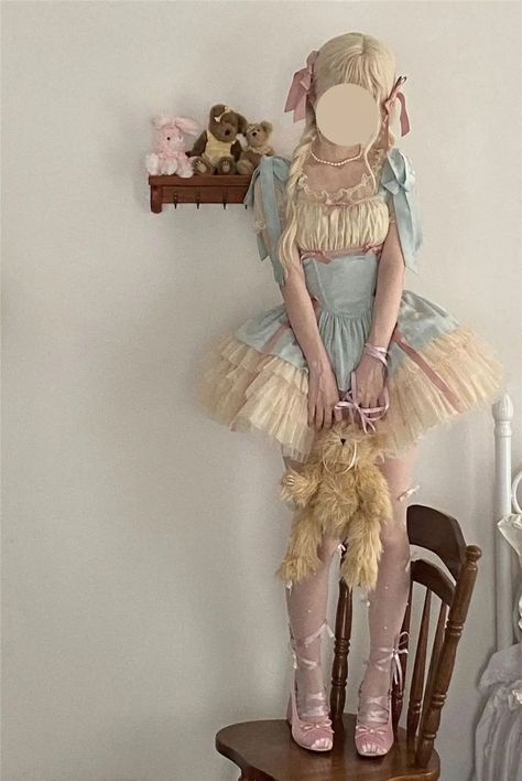 Porcelain Doll Photoshoot, Porcelain Doll Halloween Costume, Porcelain Doll Outfit, Porcelain Doll Halloween, Halloween Doll Costume, Doll Costume Halloween, Pretty Clown, Doll Photoshoot, Porcelain Doll Costume