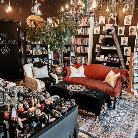 Witch shop vibes Witchy Store Display, Tarot Shop Aesthetic, Spiritual Shop Ideas, Witchy Craft Room, Witch Cafe Aesthetic, Witchy Store Aesthetic, Witchy Shop Aesthetic, Witch Interiors, Witch Shop Aesthetic