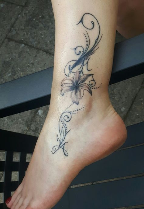 Y2k Tats, Ankle Tats, Flower Leg Tattoos, Cute Ankle Tattoos, Carnation Tattoo, Cute Thigh Tattoos, Polynesian Tattoos Women, Ankle Tat, Whimsical Tattoos