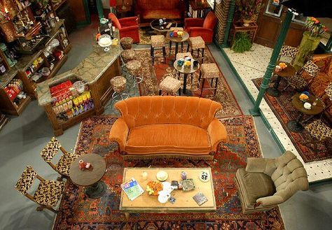 Using never before seen photos Steve Gidlow invites us to take a trip through #CentralPerk and get acquainted with the many fine details that made it the perfect hangout for our “#Friends” and many of their guest stars. | #CourteneyCox #DavidSchwimmer #MattLeBlanc #MatthewPerry #LisaKudrow #JenniferAniston #FriendsOfFriends #Friends25 #FriendsTVShow #FriendsTV #FriendsForever #FriendsAnniversary #OnTheVillage #TvVideoDownload #MediaVillage #SteveGidlow #CentralPerk #Gunther #IsabellaRossellini Arte Ganesha, Friends Cafe, Bar Deco, Friends Apartment, Friends Central Perk, Central Perk, Friends Set, Coffee Shop Decor, Friends Party