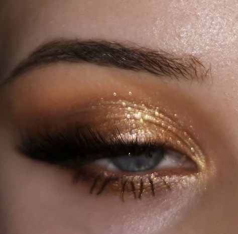 Mama Morton, Matte Make Up, Maquillage On Fleek, Gold Makeup Looks, Mekap Mata, Glitter Eye Makeup, Smink Inspiration, Eye Makeup Designs, Gold Makeup