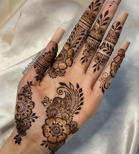 Brides Mehndi, Henna Palm, Mehndi Designs Back, Finger Designs, Henna Flowers, Mehendi Bridal, Palm Henna Designs, Henna Flower Designs, Palm Mehndi