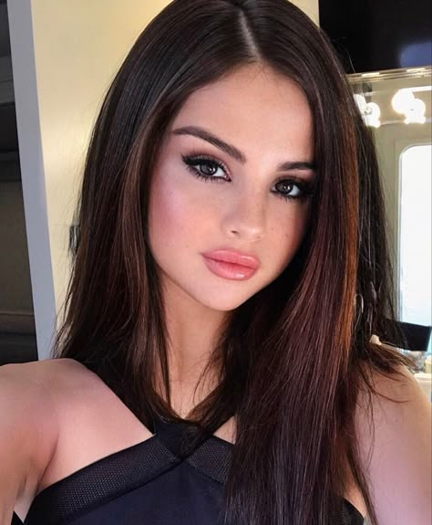 ✨Selena Gomez✨ Selena Gomez Dark Eye Makeup, Selena Gomez Look Alike, Selena Gomez Makeup Look, Selena Gomez Dark Aesthetic, Selena Gomez Eye Makeup, Selma Gomez, Maquillaje Selena Gomez, Selena Gomez Hair Color, Selena Gomez Eyes