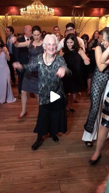 Old People Dancing Videos, Granny Dancing, Cool Dance Videos, Grandma Dancing, Modern Dance Moves, Happy Dance Video, Jazz Dance Poses, Happy Old People, Dance Video Song