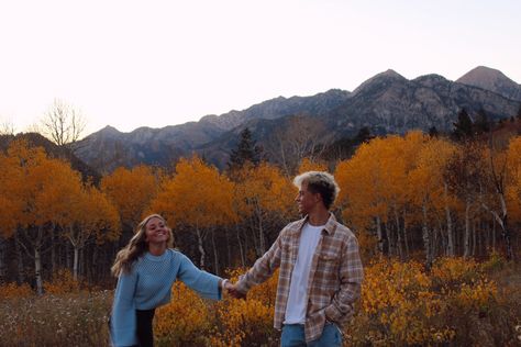 Fall Poses With Boyfriend, Fall Boyfriend Girlfriend Pictures, Couples Fall Photoshoot Poses, Fall Leaves Photoshoot Couple, Fall Relationship Goals, Fall Boyfriend Pictures, Thanksgiving Couple Pictures, Couples In Fall, Fall Couple Goals