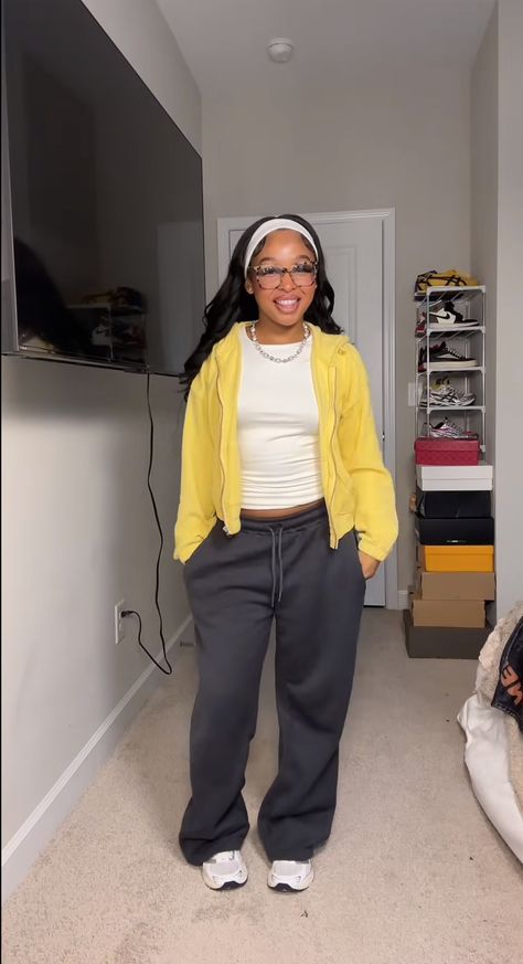 Chill Movie Outfits Black Women, Essential Sweatshirt Outfit, Long Jean Outfits, Beta Club Induction Ceremony Outfits, Calm Cute Outfits, Quarter Zip Women Outfit, Chill Back To School Outfits, Basic Outfit Inspo Casual, Color Sweatpants Outfit