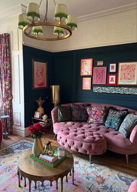 Classy Eclectic Living Room, Maximalist Sitting Room, Small Maximalist Living Room, Jewel Tone Home Decor, Funky Living Room Ideas, Art Deco Salon, Jewel Tone Living Room, Pink Sofa Living Room, Dark Living Room Ideas