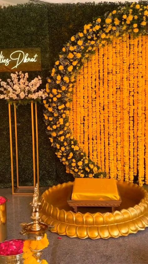 Haldi Designs Decor, Haldi Function Decoration Ideas, Indian Haldi Decoration Ideas, Mendi Decoration, Shadi Stage Decoration, Haldi Mandap Decoration, Outdoor Haldi Decoration, Mehndi Setup Decor, Wedding Decorations Indian Stage