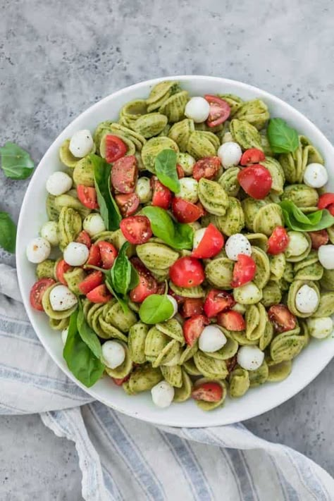 Pasta Salad With Pesto, Summer Potluck Dishes, Pesto Food, Gluten Free Pasta Salad, Sommer Mad, Resep Pasta, Pesto Recipes, Caprese Pasta Salad, Summer Potluck