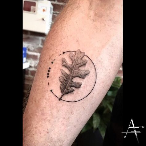 Awen Tattoo, Oak Leaf Tattoo, L Tattoos, Oak Leaf Tattoos, Trip Tattoo, Leaf Tattoo, L Tattoo, Henna Inspo, Cabin Trip