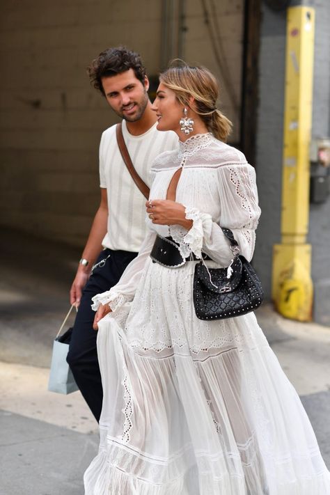 New York Fashion Week - Best Street Style to Copy White Lace Shirt Outfit, Long Sleeve Flowy Maxi Dress, Lace Shirt Outfit, White Lace Dress Boho, Boho Street Style, Sparkle Outfit, White Lace Shirt, Autumn Street Style, Best Street Style