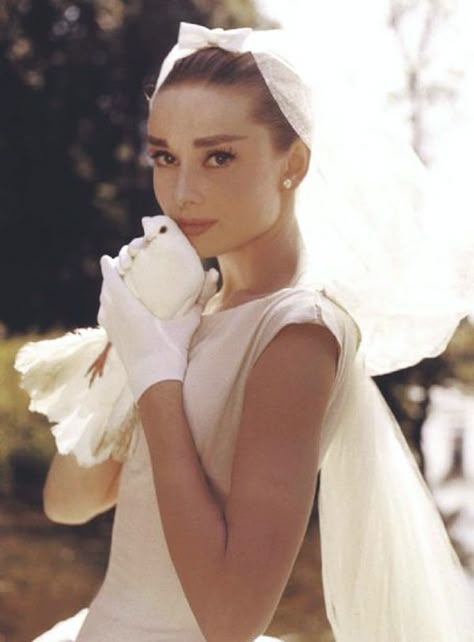 Audrey Hepburn en robe de mariée - La Fiancée du Panda blog Mariage & Lifestyle Fifties Wedding Dress, Audrey Hepburn Wedding, Aubrey Hepburn, Wedding Movies, Audrey Hepburn Style, Best Wedding Hairstyles, Hepburn Style, Wedding Gowns Vintage, Funny Face