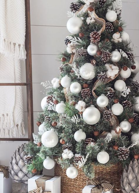 Best Christmas Tree Decorations, Xmas Wedding, Christmas Tree Decorated, Pretty Christmas Trees, Tree Inspiration, Christmas Tree Decorating Themes, Tree Themes, Farmhouse Christmas Tree, Elegant Christmas Trees