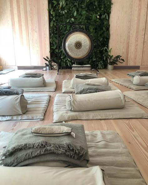 Healing Room Ideas, Meditation Room Design, Heart Meditation, Massage Therapy Rooms, Home Yoga Room, Dreams Spa, Dream House Aesthetic, Beauty Therapy Room, Sound Room