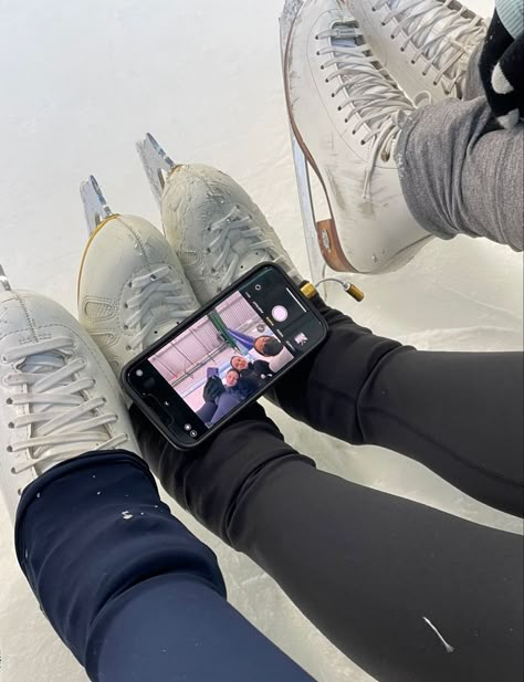 Ice Skating Aesthetic, Skating Pictures, Figure Ice Skates, Photos Bff, Skate 3, Figure Skating Outfits, Skating Aesthetic, Ice Skaters, Winter Photos