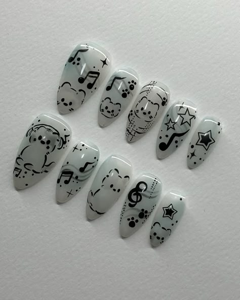 baby blue kitten rockstar🐈🩵🎶 💿 shop press ons @ 𝘄𝘄𝘄.𝗶𝘇𝘂𝗶.𝘀𝘁𝗼𝗿𝗲 linked in bio💿 - image inspo found on Pinterest; not sure who the artist is lmk! Black And White Nail Polish Ideas, Music Notes Nails, Music Inspired Nails, Music Nails Design, Cheap Nail Designs, Piano Nails, Doodle Nail Art, Doodle Nails, Nirvana Nails