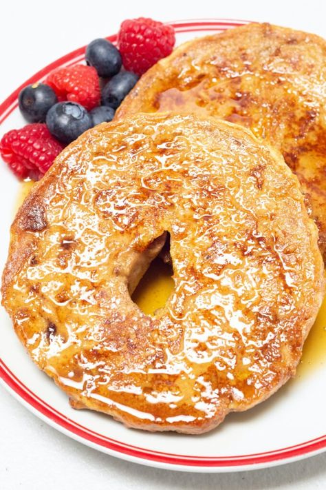 Your new favorite brunch and breakfast recipe will be bagel french toast! French Toast Bagel Recipe, French Toast Bagel, French Toast Bagels, Quiche Sausage, Bagel French Toast, Waffle Sandwich Breakfast, Easy Breakfast Smoothies, Yogurt Muffins, Creative Breakfast