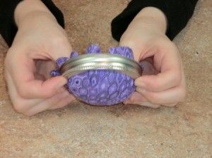 Fitting pin cushion parts into jar for fabric gluingring. Jelly Jar Crafts, Mason Jar Pin Cushion, Jar Pin Cushion, Quilt Retreat Gifts, Mason Jar Sewing Kit, Repurpose Candle Jars, Wrist Pin Cushion, Portable Sewing Kit, Diy Pin Cushion