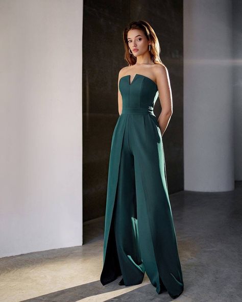 Jumpsuit Dress Prom, Jumpsuits For Women Graduation, Formal Wide Leg Jumpsuit, Pant Suits For Wedding Guest, Forest Green Womens Suit, Emerald Wedding Guest Outfit, Gala Jumpsuit Formal, Green Prom Jumpsuit, Women Suits Prom Classy Formal