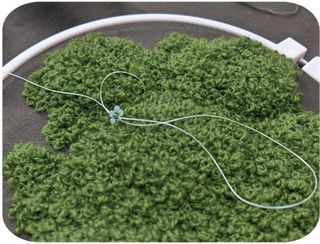 Pixie Moss Tutorial: wow. moss made out of french knots... Moss Embroidery, Crewel Embroidery Tutorial, French Knot Stitch, Vintage Crewel, French Knot Embroidery, Crewel Embroidery Kits, Crazy Quilting, French Knots, French Knot