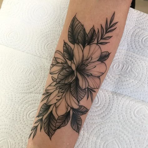 Lutos Tattoo, Miyazaki Tattoo, Flower Cover Up Tattoos, Arm Cover Up Tattoos, Tatuaje Cover Up, Delicate Tattoos For Women, Cover Up Tattoos For Women, Wrist Tattoo Cover Up, Beautiful Flower Tattoos