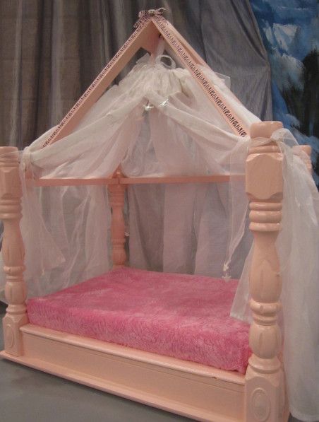 Princess Dog Aesthetic, Canopy Dog Bed, Dog Canopy Bed, Fancy Dog Beds, Princess Dog Bed, Princess Canopy Bed, Dog Room Decor, Princess Canopy, Diy Pet Bed