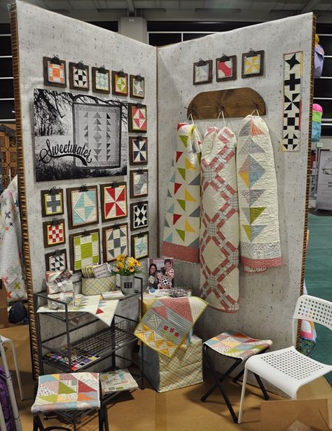 Vintage Markets Display, Quilt Shop Displays, Quilt Shop Ideas, Christmas Fair Ideas, Panel Quilt Patterns, Quilt Display, Booth Decor, Craft Booth Displays, Spring Quilts