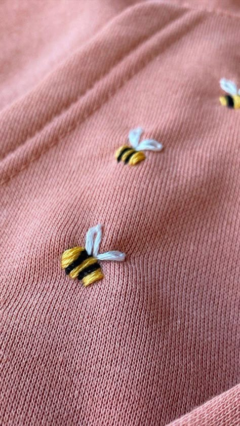 Embroidered Bugs Simple, Bee Pattern Design, Easy Bee Embroidery, Bee Stitch Knitting, Simple Small Embroidery Designs, Punk Embroidery Patterns, Cool Embroidery Ideas Simple, Flower Embroidery Sweater, Beginner Embroidery Designs