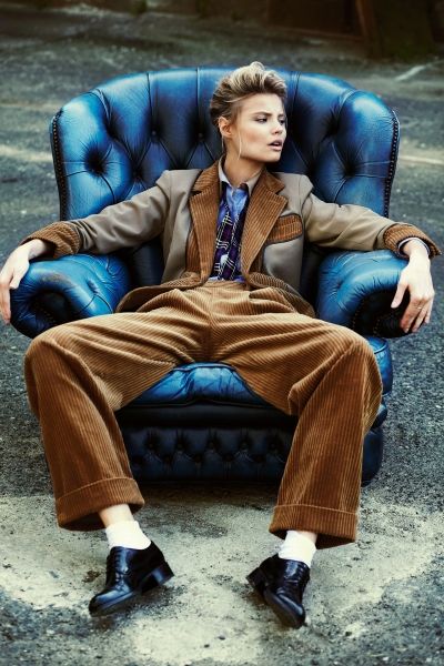 Masculine Feminine Fashion, Magdalena Frackowiak, Dandy Style, Women In Suits, Masculine Feminine, Woman Sitting, Androgynous Fashion, Tomboy Fashion, 인물 사진