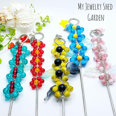 Just listed is another version of my very popular Beaded Garden Stakes! These are made with a flower shape! They are available in 6” and 8”. Each one is different! Limited quantities! https://myjewelryshed.etsy.com/listing/1711399046/8-flower-beaded-garden-stakes-butterfly #gardenstake #plantstakes #plantdecor #fairygarden #beadedtotems #etsy #myjewelryshed #gardendecor #beadedgardenstakes #gardenwands Fairy Garden Dress, Beaded Garden Stakes, Beaded Plants, Flower Pot Decor, Butterfly Plant, Wig Jig, Wire Jig, Pot Decor, Garden Totems