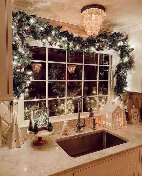 18 Most Beautiful And Festive Christmas Garland Decorating Ideas Christmas Garland Decorating Ideas, Decorating Ideas Christmas, Christmas Apartment, Cozy Christmas Decor, Christmas Decor Inspiration, Christmas Kitchen Decor, Christmas Decorations For The Home, Indoor Christmas Decorations, Christmas Room