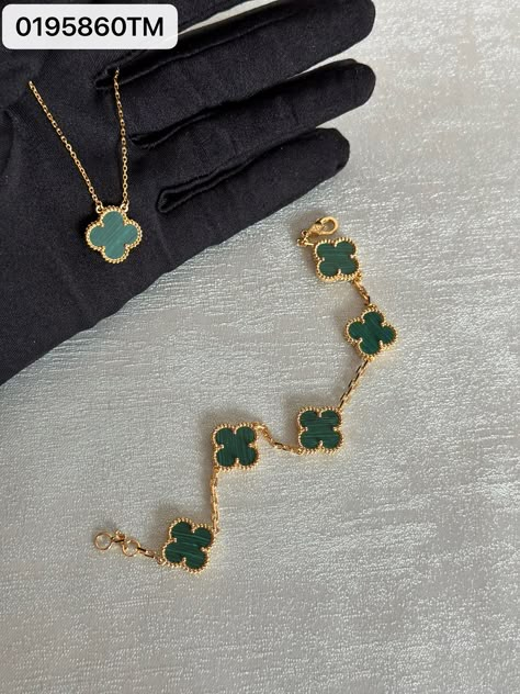 Green Vca Necklace, Clover Jewelry Set, Vanclif Neckles, Green Van Cleef Necklace, Wedding Guest Jewelry Accessories, Green Van Cleef Bracelet, Green Jewelry Aesthetic, Clover Necklace Van Cleef, Van Cleef Set