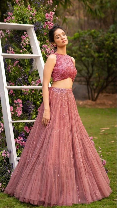 Simple Lehenga Party Wear, New Lahga Design, Crop Top Lehenga For Sangeet, Lehnga Blouse Designs Simple, Sangeet Dress Ideas For Bride, Blouse Design On Skirt, Customised Lehenga Designs, Lehenga Top Ideas, Bridal Skirts And Tops