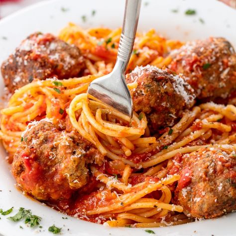 Spaghetti and Meatballs Vertical Meatballs And Sauce, Pasta Meatballs, Spaghetti With Meatballs, Dinner Spaghetti, Cheese Noodles, Spaghetti Meatballs, Best Spaghetti, Easy Spaghetti, Ground Beef Dishes