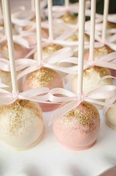 Pink and white cake pops dusted with gold edible glitter! Baby Shower Pasta, Cake Pop Receita, White Cake Pops, Tårta Design, Gold Sprinkles, Idee Babyshower, Shower Desserts, Gold Baby Showers, Edible Glitter