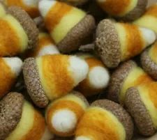 Flower Hacks, Halloween Felt Crafts, Thanksgiving Candy, Fall Sewing Projects, Felted Acorns, Felted Bowls, Acorn Crafts, Felt Pumpkins, Needle Felting Diy