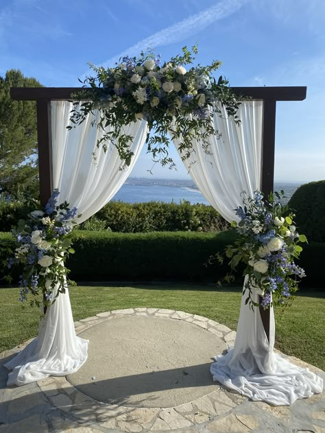 Simple Wedding Arch, Wedding Arches Outdoors, Wedding Archway, Wedding Alters, Shoe Lace Patterns Star, Lace Patterns Converse, Shoe Lace Patterns Converse, Wedding Arbour, Wedding Arch Flowers