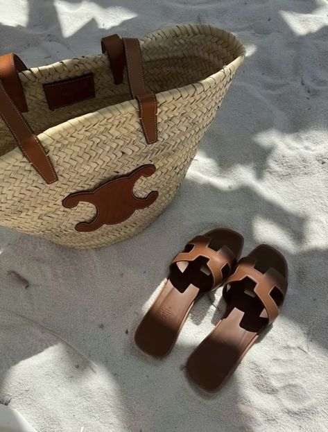 Hermes Slippers, Coastal Girl, Sac Louis Vuitton, Look Festival, Vacay Outfits, Classy Girl, F1 Driver, Hermes Oran, Summer Memories