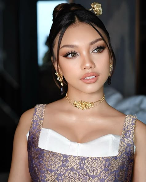 Buwan Ng Wika Hairstyle Women, Buwan Ng Wika Hairstyle, Kebaya Hairdo, Hair Do Wisuda, Thai Makeup Looks, Make Up Graduation, Beauty Pageant Makeup, Graduation Look Makeup, Bride Makeup Asian