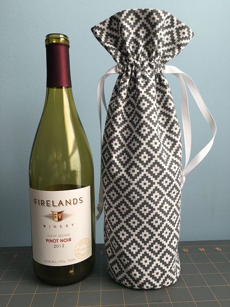 Drawstring Wine Bottle Gift Bag Tutorial Fabric Wine Bottle Bag, Fabric Wine Bags, Wine Bag Pattern, Gift Bag Tutorial, Gift Tutorial, Wine Bottle Bags, Bbq Pitmasters, Wine Bottle Gift Bag, Bags Fabric