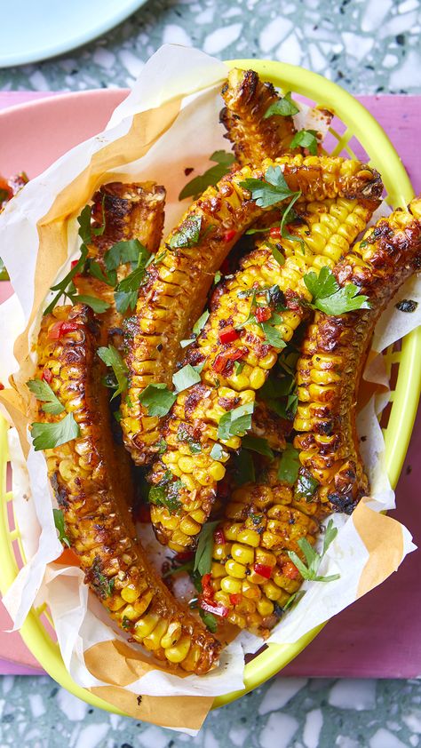 An oval basket full of grilled corn on the cob "ribs" with coriander and chilli sprinkled over. Veggie Barbecue Ideas, Veggie Bbq, Maille Mustard, Spicy Butter, Barbecue Ideas, Corn Ribs, Bbq Veggies, Buttery Corn, Summer Food Party