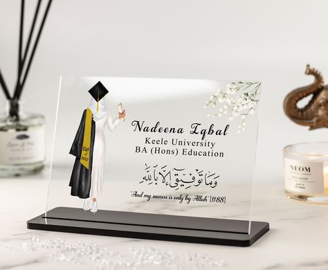 Personalised Graduation Gift, Graduation Canvas Painting Ideas, Graduation Painting Ideas Canvases, Graduation Frames, Muslim Graduation, Graduation Canvas, Congratulations Graduation, Graduation Frame, Diy Graduation Gifts