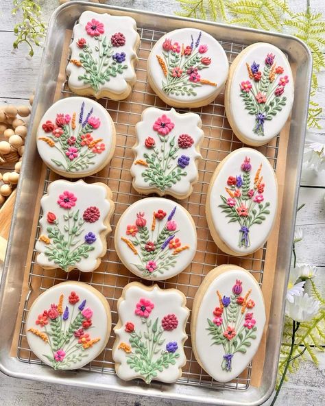 Spring Wedding Cookies Decorated, Wild Flower Cake Wedding, Bright Colored Bridal Shower Ideas, Cute Wedding Desserts, Flower Graduation Cookies, Floral Wedding Cookies Decorated, Floral Baked Goods, 15 Birthday Cookies, Whimsical Wedding Food