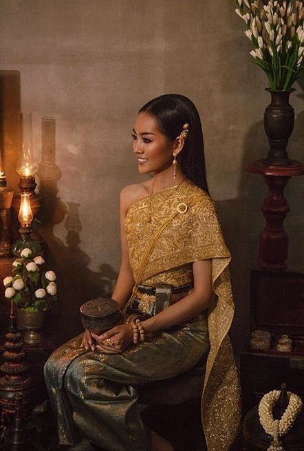 Thai Chakkri Dress, Khmer New Year Outfit, Traditional Thai Wedding Dress, Khmer Clothes Traditional Dresses, Modern Khmer Dress, Traditional Khmer Dress, Khmer Aesthetic, Thai Photoshoot, Cambodian Outfits