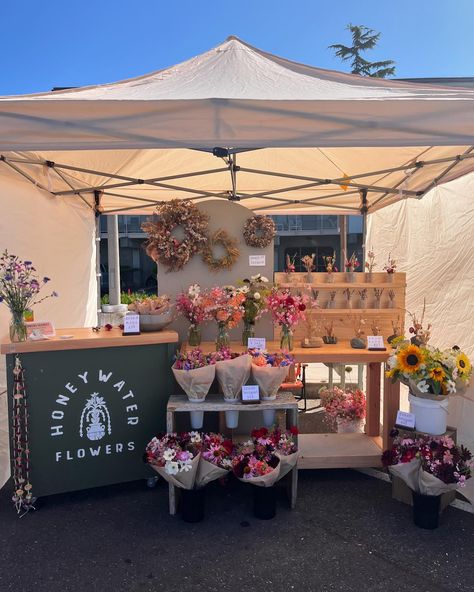 flower temple at the waterfront market 🌹 Plant Farmers Market, Flower Farm Inspiration, Farmers Market Pop Up, Florist Vendor Booth, Drinks To Sell At Farmers Market, Florist Market Stall, Outdoor Market Aesthetic, Farmers Market Favors, Farmers Market Photo Backdrop