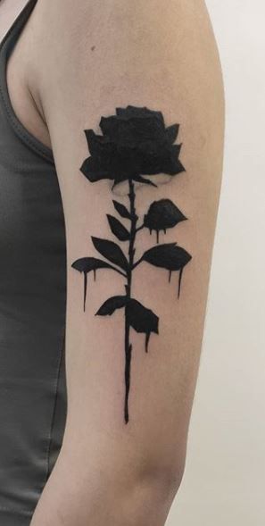 Awful Tattoos, Dark Roses Tattoo, Black Rose Tattoo, Gotik Tattoo, Rose Tattoo On Arm, Tatuagem Masculina Pequena, Rose Tattoos For Women, Rose Tattoos For Men, Goth Tattoo