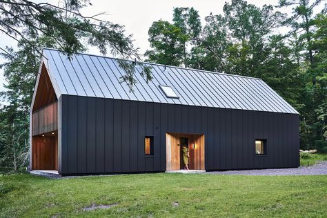 Farmhouse With Porch, Scandinavian Farmhouse, Real Estates Design, Modern Barn House, Casa Container, Passive House, Barn Style House, Modern Barn, Barn Style