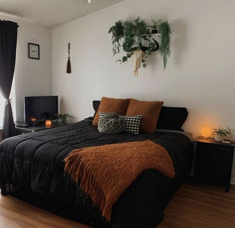 Modern Bedroom Apartment Decor, Emerald Theme Bedroom, Black And Dark Green Home Decor, Boho Minimalist Apartment Decor, Modern Edgy Interior Design, Gothic Style Bedroom Ideas, Black Earthy Room Aesthetic, Black Boho Decor Bedroom, Grown Room Ideas