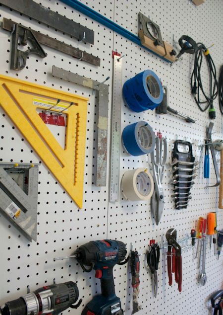 6 Clutch DIY Pegboard Ideas That'll Make Your Garage Smile Tool Pegboard, Pegboard Craft Room, Pegboard Garage, Pegboard Ideas, Pegboard Wall, Organization Wall, Pegboard Storage, Garage Organisation, Organization Garage